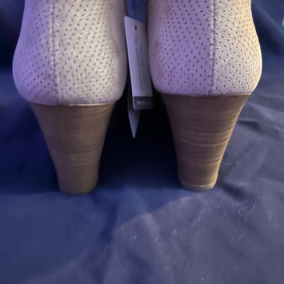 Brand new tan sandals - Picture 2 of 4